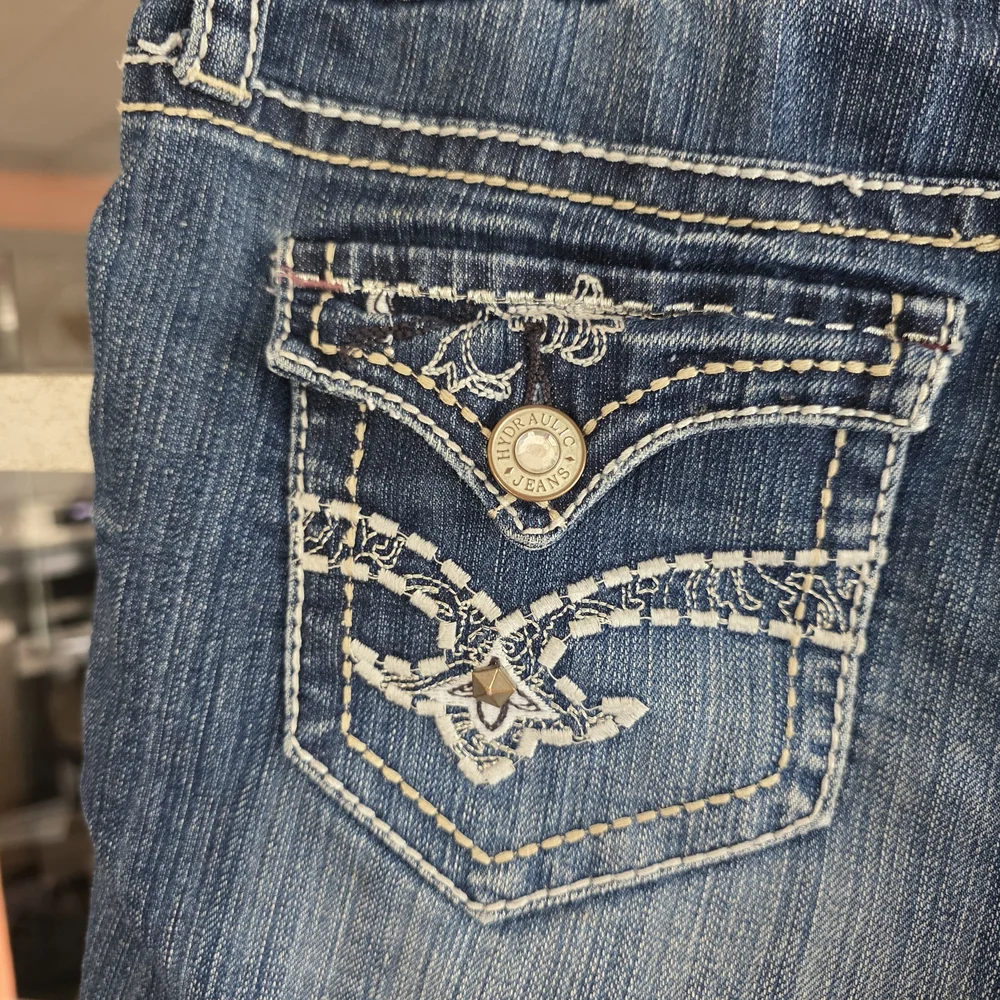 Hydraulic Bailey Low Rise Short 7/8 Dark Blue Jean Shorts with Embroidery